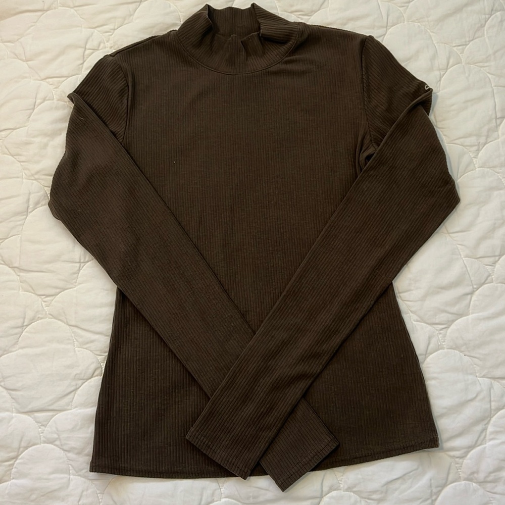 Alo Yoga long sleeve ribbed mock neck top